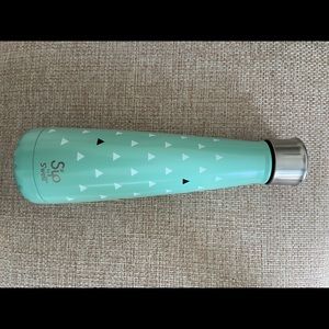Swell Sip 15oz mint and white bottle